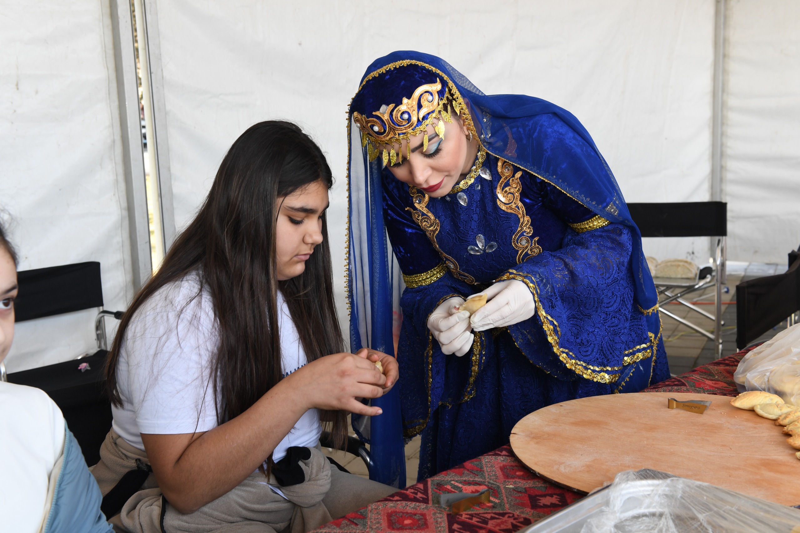 Bakıda Xəzərin suları avarçəkmə və yelkənli qayıqlarla bəzəndi (FOTO)